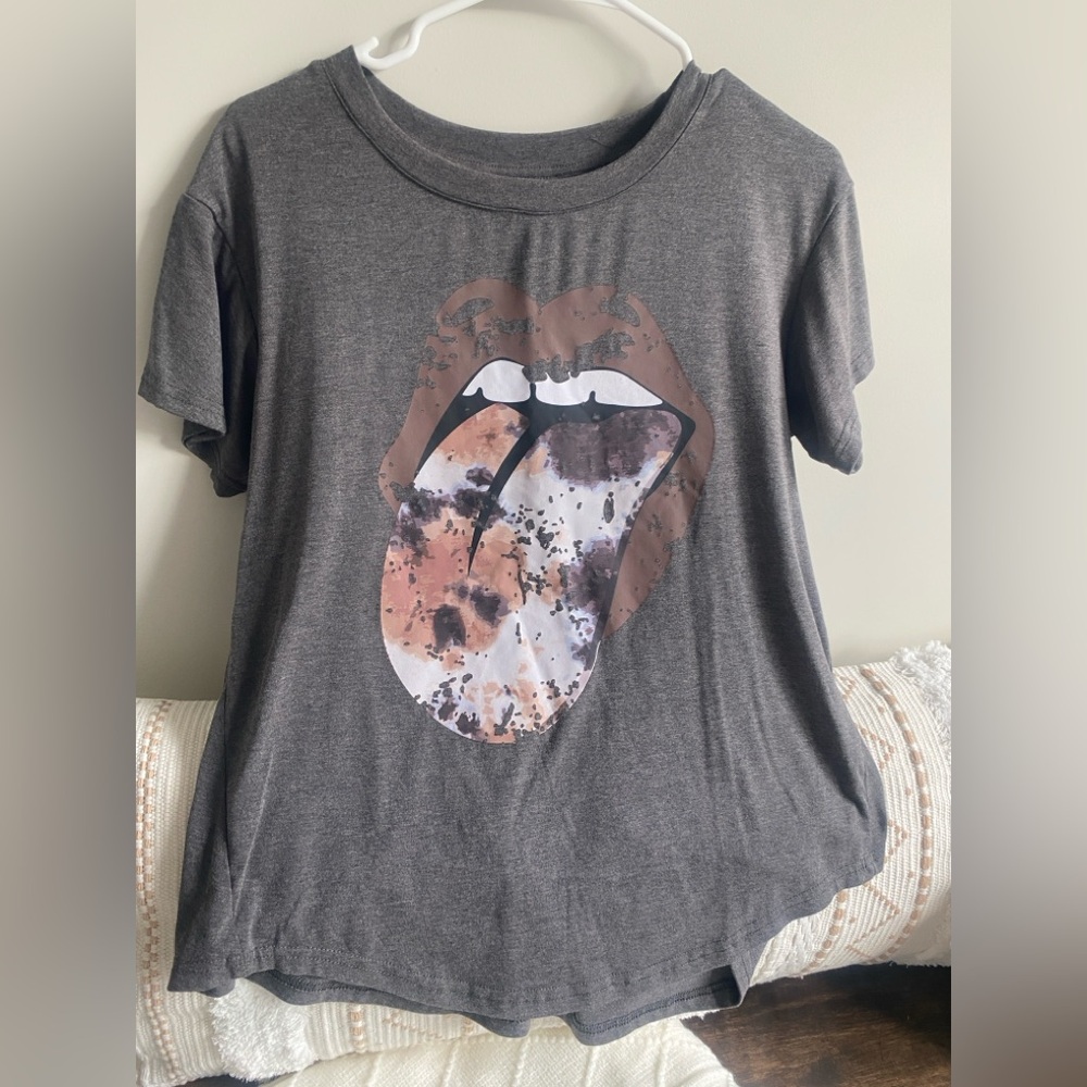 Amaryllis Charcoal Gray Graphic Tee with Brown Accents